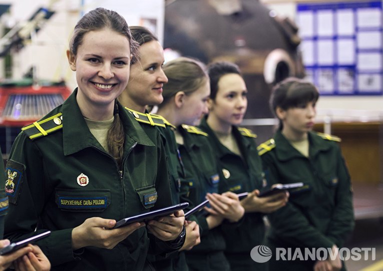 Учебные занятия с девушками-курсантами Военно-космической академии в Санкт-Петербурге Учебные занятия с девушками-курсантами Военно-космической академии в Санкт-Петербурге