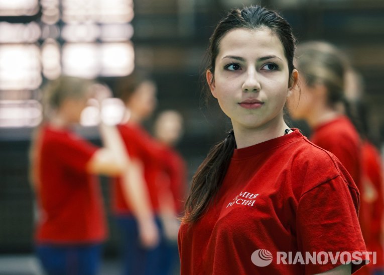 Девушка-курсант на занятиях по физической подготовке в Военно-космической академии имени А.Ф. Можайского в Санкт-Петербурге Девушка-курсант на занятиях по физической подготовке в Военно-космической академии имени А.Ф. Можайского в Санкт-Петербурге