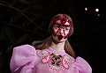 Показ коллекции Manish Arora во время недели моды прет-а-порте в Париже. Март 2016 Показ коллекции Manish Arora во время недели моды прет-а-порте в Париже. Март 2016