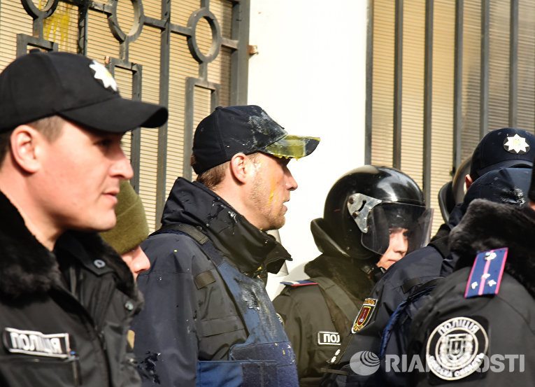Сотрудники милиции, охраняющие Генеральное консульство Российской Федерации в Одессе после столкновений с участниками акций в поддержку Н. Савченко Сотрудники милиции, охраняющие Генеральное консульство Российской Федерации в Одессе после столкновений с участниками акций в поддержку Н. Савченко