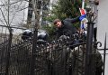 Внефракционный депутат Верховной рады Украины Владимир Парасюк срывает российский флаг со здания Генерального консульства РФ во Львове во время митинга с требованием освободить Н. Савченко Внефракционный депутат Верховной рады Украины Владимир Парасюк срывает российский флаг со здания Генерального консульства РФ во Львове во время митинга с требованием освободить Н. Савченко