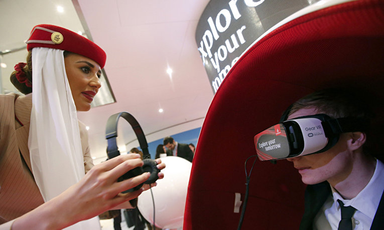 Стюардесса Emirates Airlines и посетитель международной туристической ярмарки ITB в Берлине, март 2016 Стюардесса Emirates Airlines и посетитель международной туристической ярмарки ITB в Берлине, март 2016