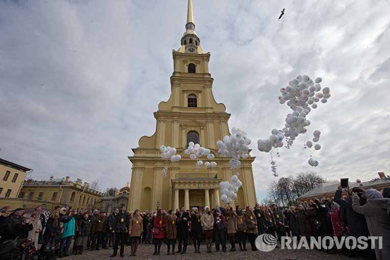 Участники акции памяти жертв авиакатастрофы над Синаем в Петропавловской крепости Участники акции памяти жертв авиакатастрофы над Синаем в Петропавловской крепости