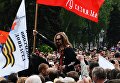 Актер, поэт и певец Никита Джигурда на площади Ленина во время празднования Дня Победы 9 мая в Донецке Актер, поэт и певец Никита Джигурда на площади Ленина во время празднования Дня Победы 9 мая в Донецке