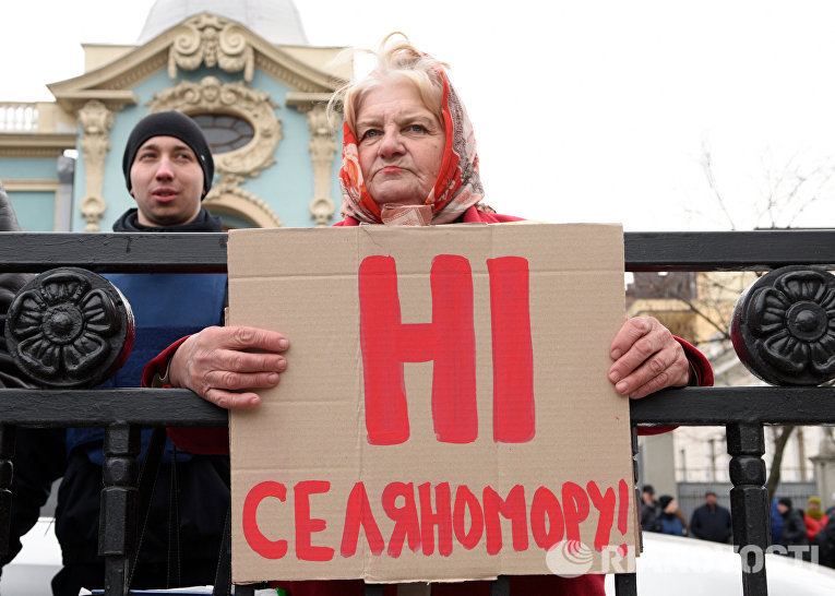 Участница акции протеста у здания Верховной рады в Киеве, которую проводят аграрии Участница акции протеста у здания Верховной рады в Киеве, которую проводят аграрии