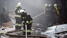 Сотрудники пожарно-спасательных подразделений МЧС. Архивное фото Сотрудники пожарно-спасательных подразделений МЧС. Архивное фото