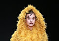 Модель демонстрирует одежду из новой коллекции VIVA VOX в рамках Mercedes-Benz Fashion Week Russia в ЦВЗ Манеж Модель демонстрирует одежду из новой коллекции VIVA VOX в рамках Mercedes-Benz Fashion Week Russia в ЦВЗ Манеж