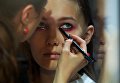 Визажист наносит макияж перед началом показа дизайнера KSENIASERAYA в рамках Mercedes-Benz Fashion Week Russia в ЦВЗ Манеж Визажист наносит макияж перед началом показа дизайнера KSENIASERAYA в рамках Mercedes-Benz Fashion Week Russia в ЦВЗ Манеж