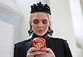 Модель во время подготовки к показу новой коллекции лаборатории моды Вячеслава Зайцева в рамках Mercedes-Benz Fashion Week Russia в ЦВЗ Манеж Модель во время подготовки к показу новой коллекции лаборатории моды Вячеслава Зайцева в рамках Mercedes-Benz Fashion Week Russia в ЦВЗ Манеж