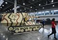 Посетители у 105-мм самоходной артиллерийской установки 10,5 см leFH 18-4 auf Geschutzwagen Lr.S образца 1942 года на международной выставке исторической военной техники Моторы войны в МВЦ Крокус Экспо в Москве Посетители у 105-мм самоходной артиллерийской установки 10,5 см leFH 18-4 auf Geschutzwagen Lr.S образца 1942 года на международной выставке исторической военной техники Моторы войны в МВЦ Крокус Экспо в Москве