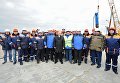 Президент России Владимир Путин с рабочими во время посещения строительной площадки транспортного перехода через Керченский пролив на острове Тузла Президент России Владимир Путин с рабочими во время посещения строительной площадки транспортного перехода через Керченский пролив на острове Тузла