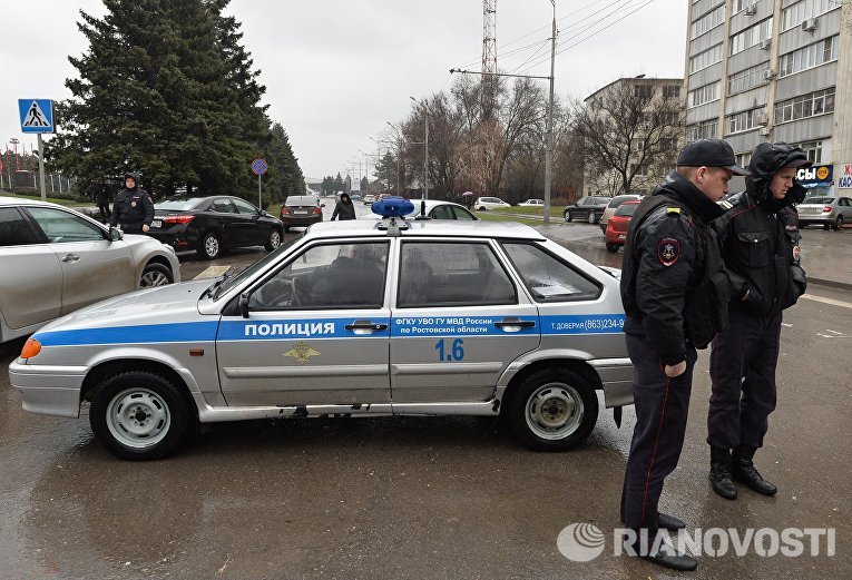 Сотрудники правоохранительных органов в аэропорту Ростова-на-Дону, где при посадке разбился пассажирский самолет Boeing-737-800 Сотрудники правоохранительных органов в аэропорту Ростова-на-Дону, где при посадке разбился пассажирский самолет Boeing-737-800