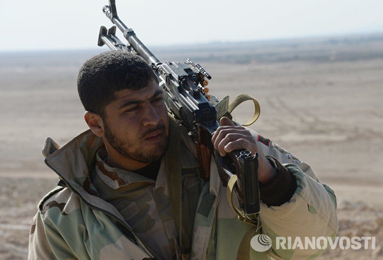 Боец отряда ополчения Соколы пустыни на переднем крае в 10 км от Пальмиры Боец отряда ополчения Соколы пустыни на переднем крае в 10 км от Пальмиры