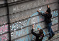 Участники траурного митинга в память о погибших в результате взрывов в аэропорту Завентем Участники траурного митинга в память о погибших в результате взрывов в аэропорту Завентем