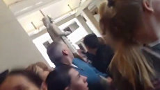 Посетители бросились к выходу из Капитолия во время инцидента со стрельбой Посетители бросились к выходу из Капитолия во время инцидента со стрельбой
