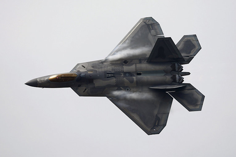 Истребитель ВВС США F-22 Raptor во время выступления на международном аэрокосмическом салоне Латинской Америки FIDAE в аэропорту Сантьяго Истребитель ВВС США F-22 Raptor во время выступления на международном аэрокосмическом салоне Латинской Америки FIDAE в аэропорту Сантьяго