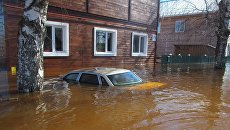 Затопленный автомобиль во время паводка в Великом Устюге. Архивное фото Затопленный автомобиль во время паводка в Великом Устюге. Архивное фото