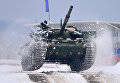 Танк Т-72 на дистанции соревнований отборочного этапа конкурса Танковый биатлон-2016 Танк Т-72 на дистанции соревнований отборочного этапа конкурса Танковый биатлон-2016