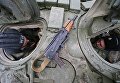 Танкисты во время погрузки на железнодорожные платформы танков Т-72 отдельного танкового батальона мотострелковой бригады Балтийского флота Танкисты во время погрузки на железнодорожные платформы танков Т-72 отдельного танкового батальона мотострелковой бригады Балтийского флота