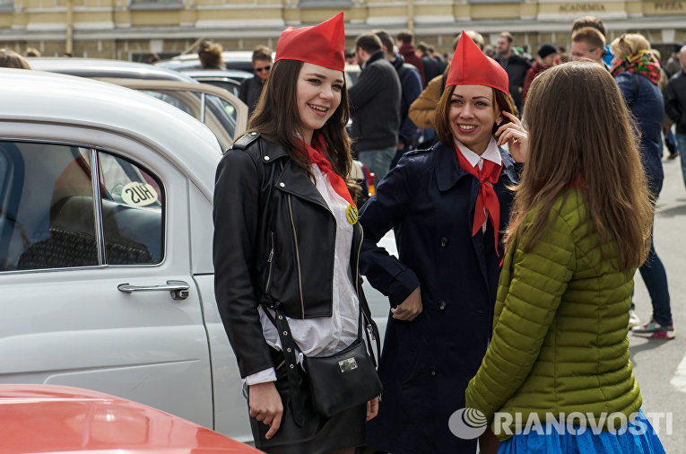 Девушки на выставке ретро-автомобилей в Санкт-Петербурге Девушки на выставке ретро-автомобилей в Санкт-Петербурге