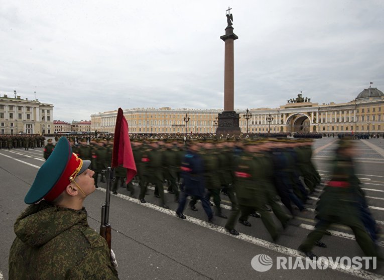 Военнослужащие во время репетиции пешей части военного парада Победы на Дворцовой площади в Санкт-Петербурге Военнослужащие во время репетиции пешей части военного парада Победы на Дворцовой площади в Санкт-Петербурге