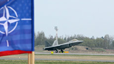 Истребитель ВВС США F-22 Raptor на авиабазе Зокняй, Литва. Архивное фото Истребитель ВВС США F-22 Raptor на авиабазе Зокняй, Литва. Архивное фото