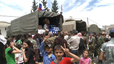 Российские военные раздали пакеты с продовольствием сирийцам в Хаме и Хомсе Российские военные раздали пакеты с продовольствием сирийцам в Хаме и Хомсе