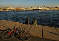 На дальнем плане: ледокол Мудьюг во время фестиваля ледоколов на реке Неве в Санкт-Петербурге На дальнем плане: ледокол Мудьюг во время фестиваля ледоколов на реке Неве в Санкт-Петербурге