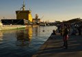Посетители на набережной лейтенанта Шмидта во время фестиваля ледоколов на реке Неве в Санкт-Петербурге Посетители на набережной лейтенанта Шмидта во время фестиваля ледоколов на реке Неве в Санкт-Петербурге