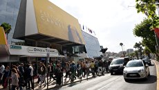 Набережная Круазет в ожидании 69-го Каннского кинофестиваля. Архив Набережная Круазет в ожидании 69-го Каннского кинофестиваля. Архив
