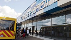 Автобус доставляет пассажиров в зал прилета международного аэропорта Симферополь. Архивное фото Автобус доставляет пассажиров в зал прилета международного аэропорта Симферополь. Архивное фото