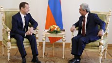 Председатель правительства России Дмитрий Медведев и президент Армении Серж Саргсян. Архивное фото Председатель правительства России Дмитрий Медведев и президент Армении Серж Саргсян. Архивное фото