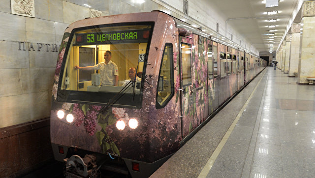 В метро запустили обновленный поезд "Акварель"
