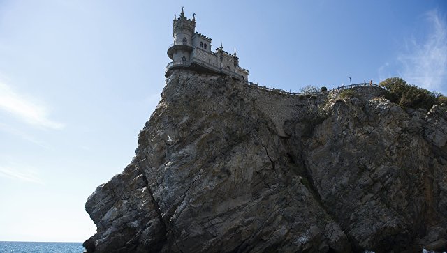 Памятник архитектуры Ласточкино гнездо в Ялтинском районе Крыма. Архивное фото