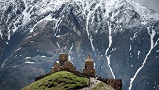 Кавказские горы. Архивное фото Кавказские горы. Архивное фото