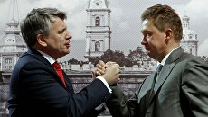 Главный исполнительный директор концерна Шелл Бен ван Берден и председатель правления, заместитель председателя совета директоров ОАО Газпром Алексей Миллер после подписания меморандума - дорожной карты о третьей технологической линии проекта Cахалин-2 Главный исполнительный директор концерна Шелл Бен ван Берден и председатель правления, заместитель председателя совета директоров ОАО Газпром Алексей Миллер после подписания меморандума - дорожной карты о третьей технологической линии проекта Cахалин-2