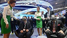 Посетители на стенде компании Россети на XIX Петербургском международном экономическом форуме Посетители на стенде компании Россети на XIX Петербургском международном экономическом форуме