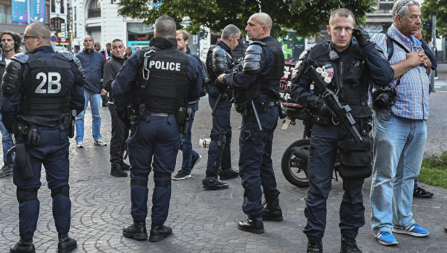 Сотрудники полиции на одной из улиц во французском городе Лилле. Архивное