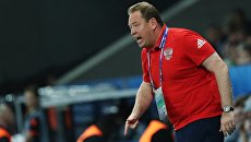 Главный тренер сборной России Леонид Слуцкий во время матча группового этапа чемпионата Европы по футболу - 2016 между сборными командами России и Словакии Главный тренер сборной России Леонид Слуцкий во время матча группового этапа чемпионата Европы по футболу - 2016 между сборными командами России и Словакии