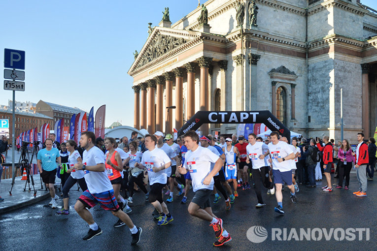 Участники благотворительного забега SPIEF Race на старте у Исаакиевского собора Участники благотворительного забега SPIEF Race на старте у Исаакиевского собора
