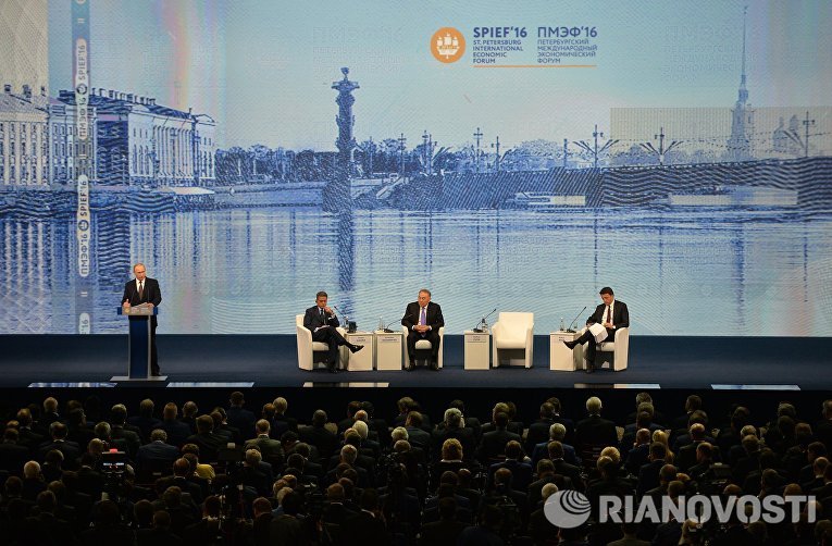 Президент России Владимир Путин (слева) выступает на пленарном заседании На пороге новой экономической реальности в рамках XX Петербургского международного экономического форума в Санкт-Петербурге. 17 июня 2016 Президент России Владимир Путин (слева) выступает на пленарном заседании На пороге новой экономической реальности в рамках XX Петербургского международного экономического форума в Санкт-Петербурге. 17 июня 2016
