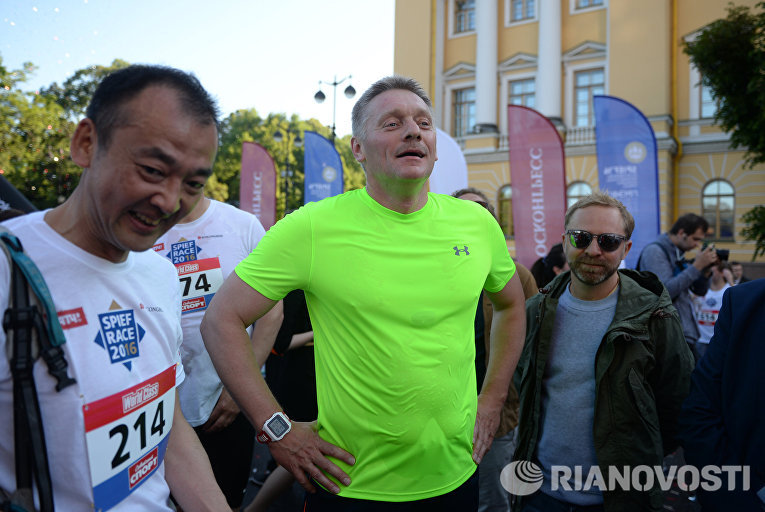 Пресс-секретарь президента РФ Дмитрий Песков во время благотворительного забега SPIEF Race Пресс-секретарь президента РФ Дмитрий Песков во время благотворительного забега SPIEF Race