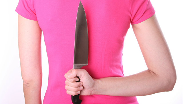 Женщина с кухонным ножом в руке. архивное фото