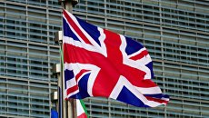 Флаги Великобритании и Евросоюза у главного здания Европарламента в Брюсселе. Архивное фото Флаги Великобритании и Евросоюза у главного здания Европарламента в Брюсселе. Архивное фото