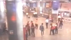 Взрывы в аэропорту Стамбула. Съемка камер слежения Взрывы в аэропорту Стамбула. Съемка камер слежения