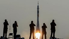 Фотографы во время старта ракеты-носителя Союз-ФГ с транспортным пилотируемым кораблем Союз МС с космодрома Байконур. Архивное фото Фотографы во время старта ракеты-носителя Союз-ФГ с транспортным пилотируемым кораблем Союз МС с космодрома Байконур. Архивное фото