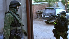 Сотрудники правоохранительных органов во время спецоперации в Дагестане. Архивное фото Сотрудники правоохранительных органов во время спецоперации в Дагестане. Архивное фото