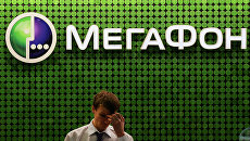 Продавец-консультант в офисе компании оператора мобильной связи Мегафон. Архивное фото Продавец-консультант в офисе компании оператора мобильной связи Мегафон. Архивное фото