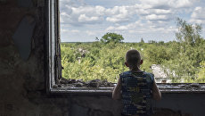 Подросток у окна в разрушенном спортивном зале средней школы. Архивное фото Подросток у окна в разрушенном спортивном зале средней школы. Архивное фото