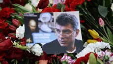 Цветы на месте убийства политика Бориса Немцова. Архивное фото Цветы на месте убийства политика Бориса Немцова. Архивное фото